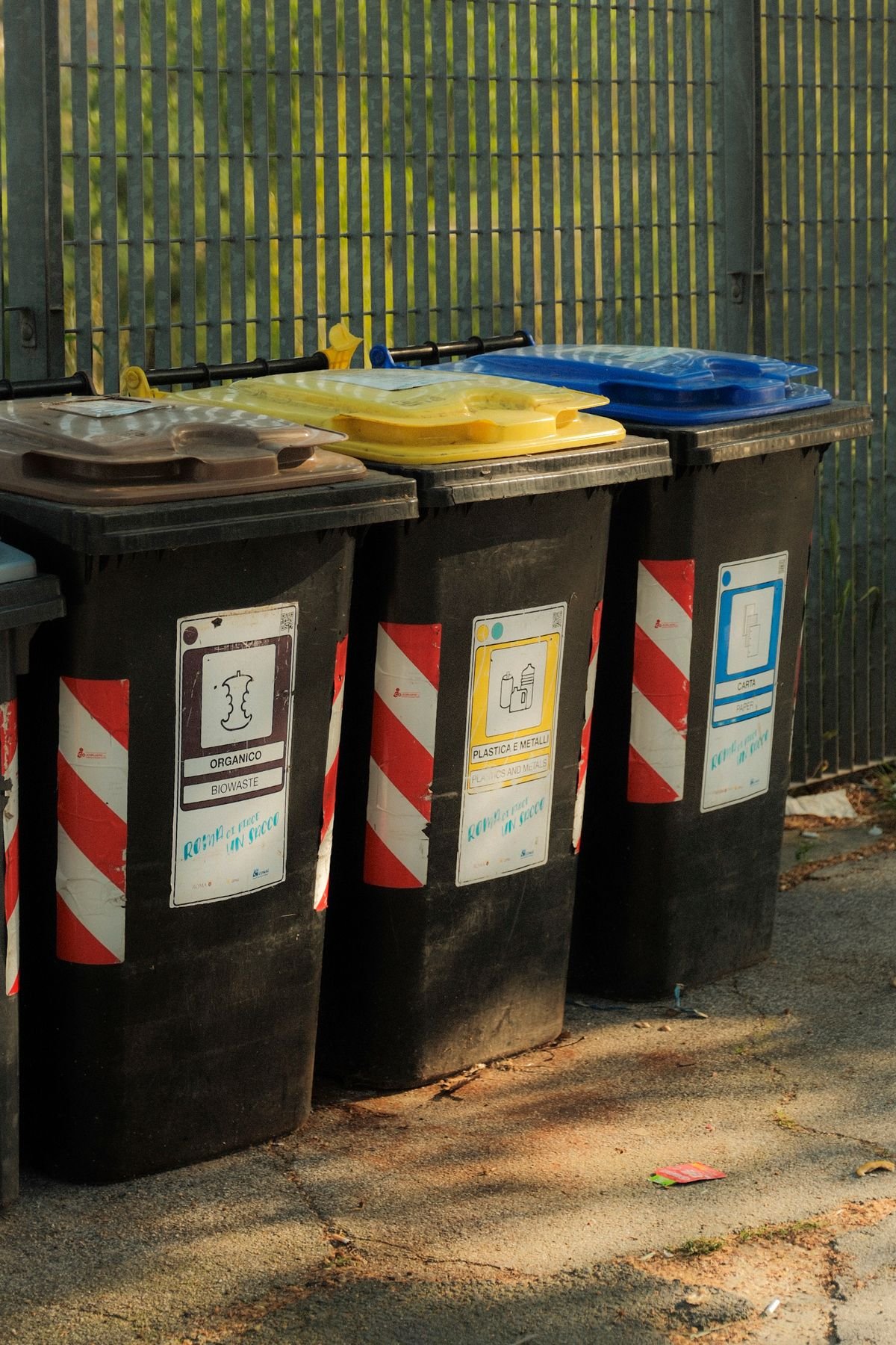 Coletores de lixo de cores diferentes para coleta seletiva em área externa