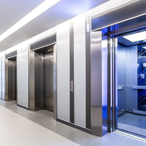 Hall de elevadores em prédio residencial